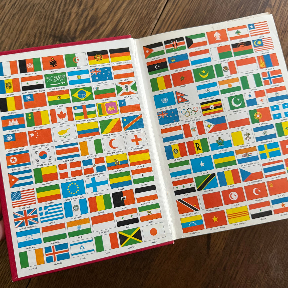 Petit Larousse Illustré, 1976 — French Encyclopedic Dictionary | 71,000 Articles, 5,535 Illustrations, Maps & Color Atlas | Librairie Larousse