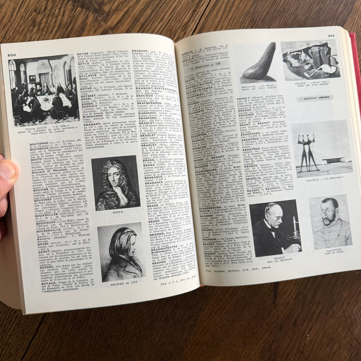 Petit Larousse Illustré, 1976 — French Encyclopedic Dictionary | 71,000 Articles, 5,535 Illustrations, Maps & Color Atlas | Librairie Larousse
