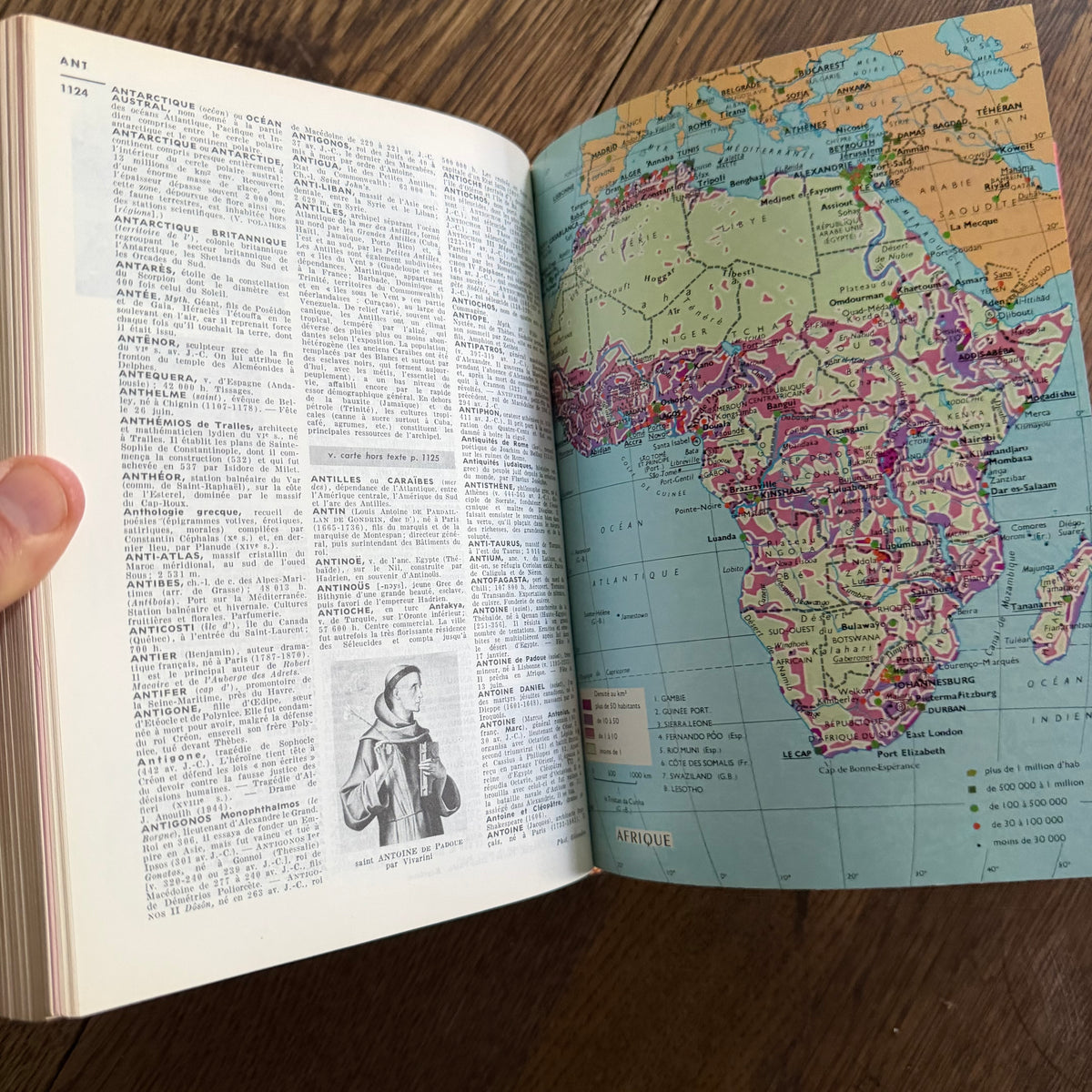 Petit Larousse Illustré, 1976 — French Encyclopedic Dictionary | 71,000 Articles, 5,535 Illustrations, Maps & Color Atlas | Librairie Larousse