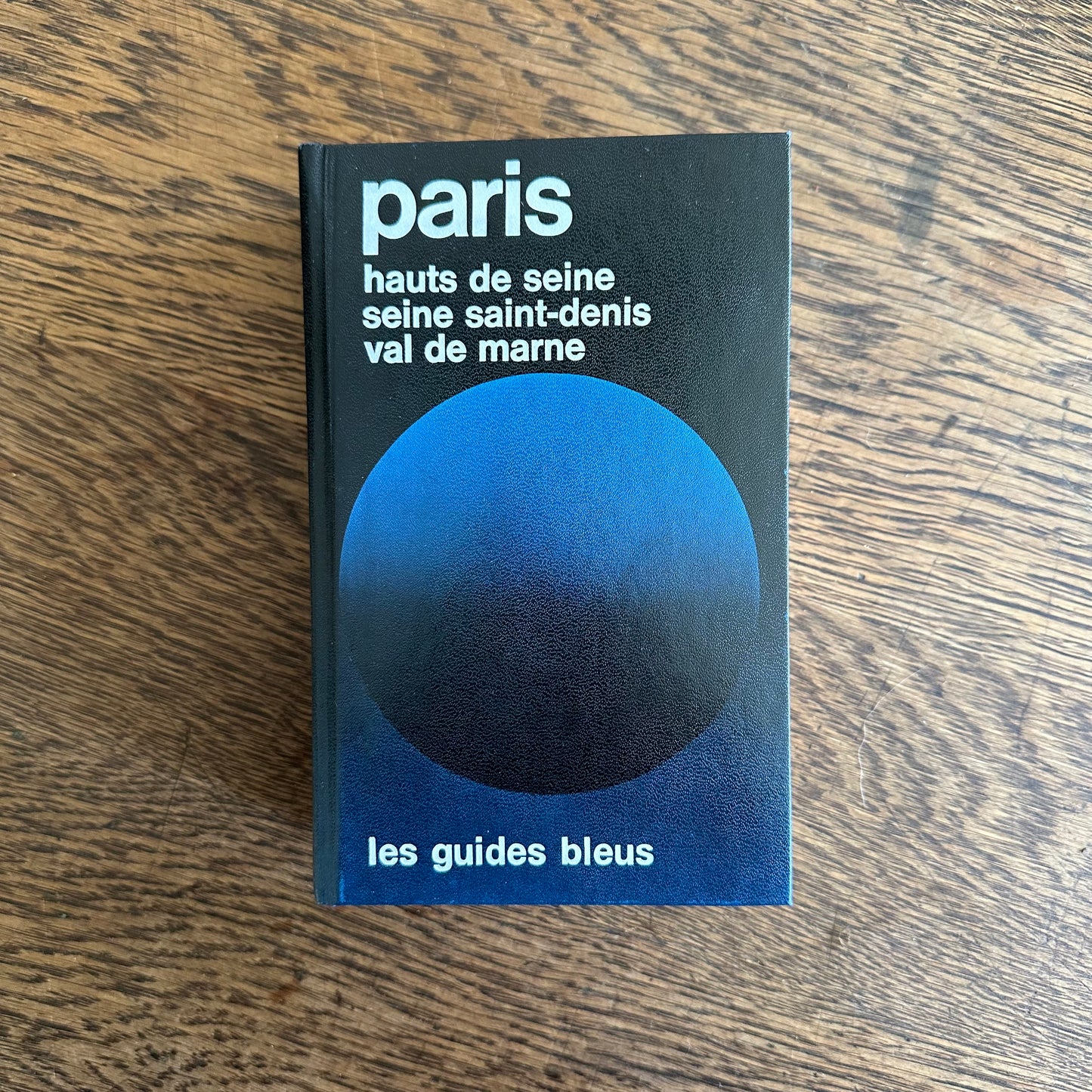 Hachette Les Guides Bleus - Paris, 1984.