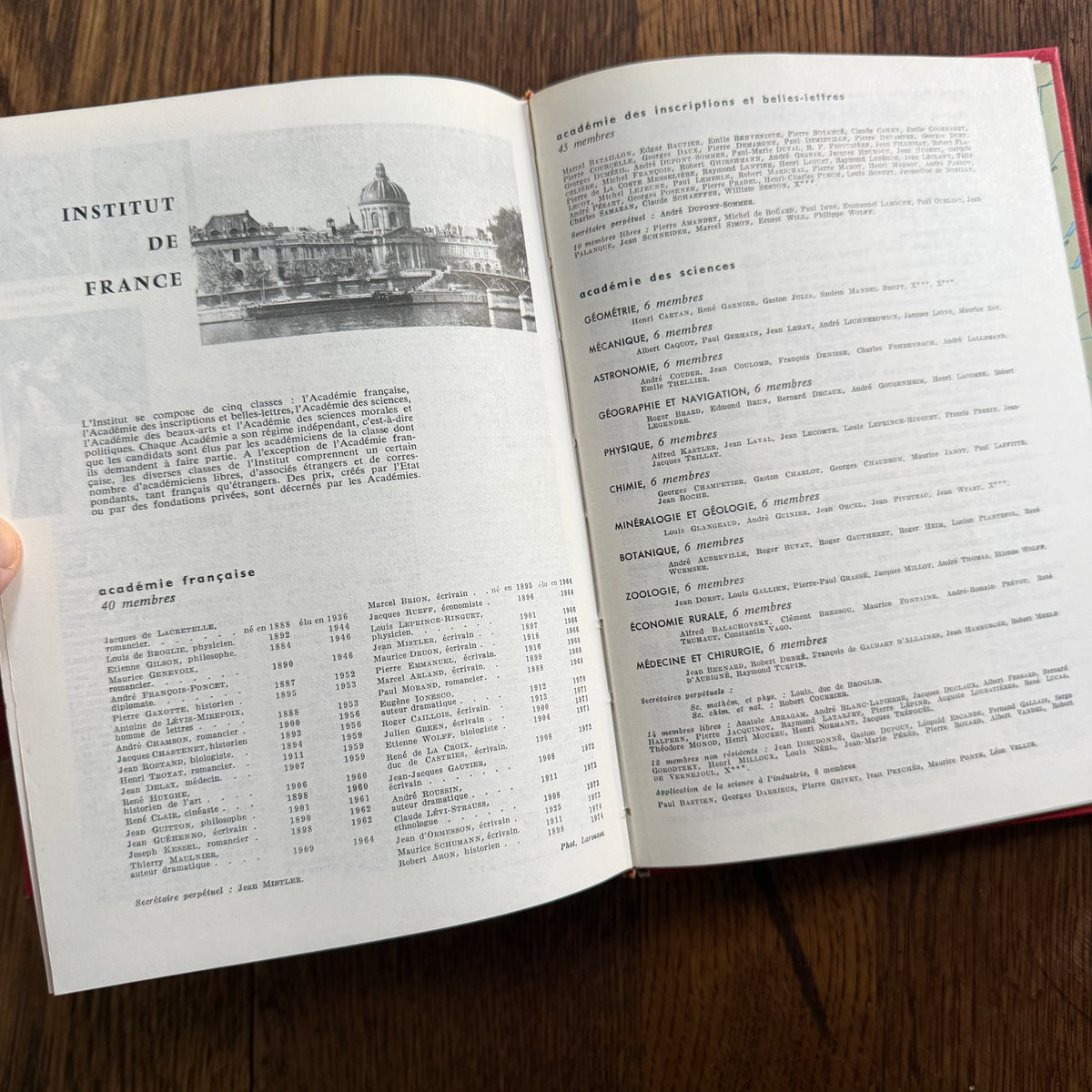 Petit Larousse Illustré, 1976 — French Encyclopedic Dictionary | 71,000 Articles, 5,535 Illustrations, Maps & Color Atlas | Librairie Larousse