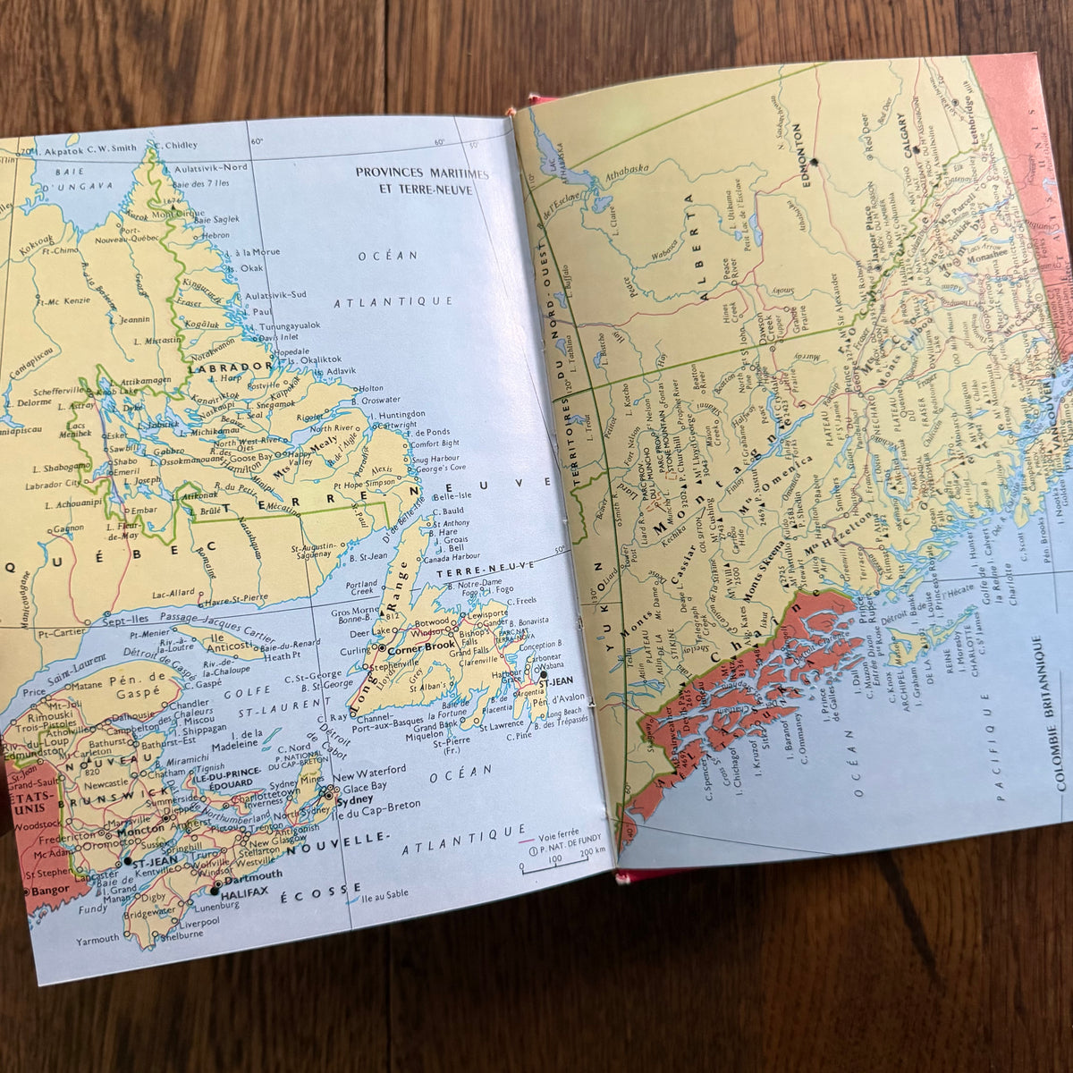 Petit Larousse Illustré, 1976 — French Encyclopedic Dictionary | 71,000 Articles, 5,535 Illustrations, Maps & Color Atlas | Librairie Larousse
