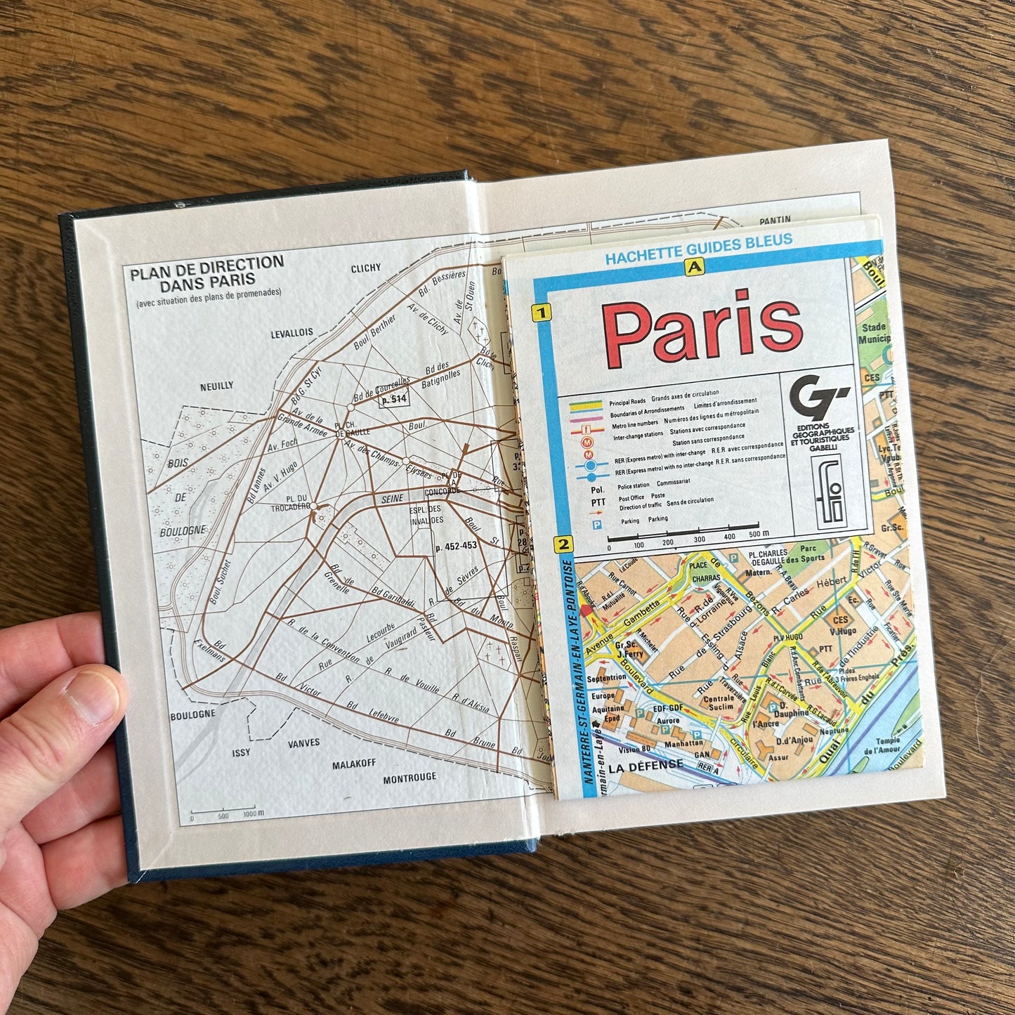 Hachette Les Guides Bleus - Paris, 1984.