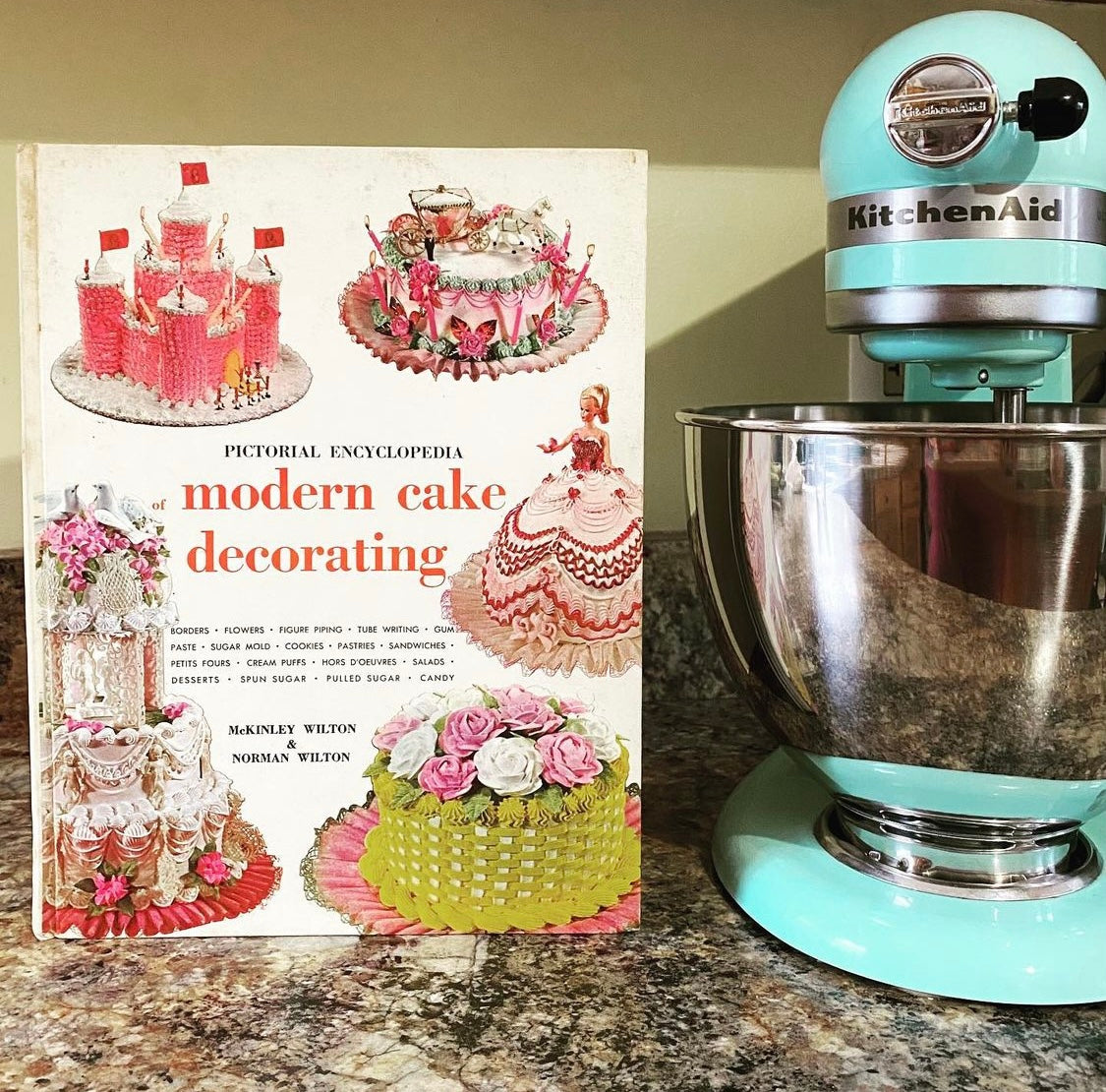 Pictorial Encyclopedia of Modern Cake Decorating (1969)